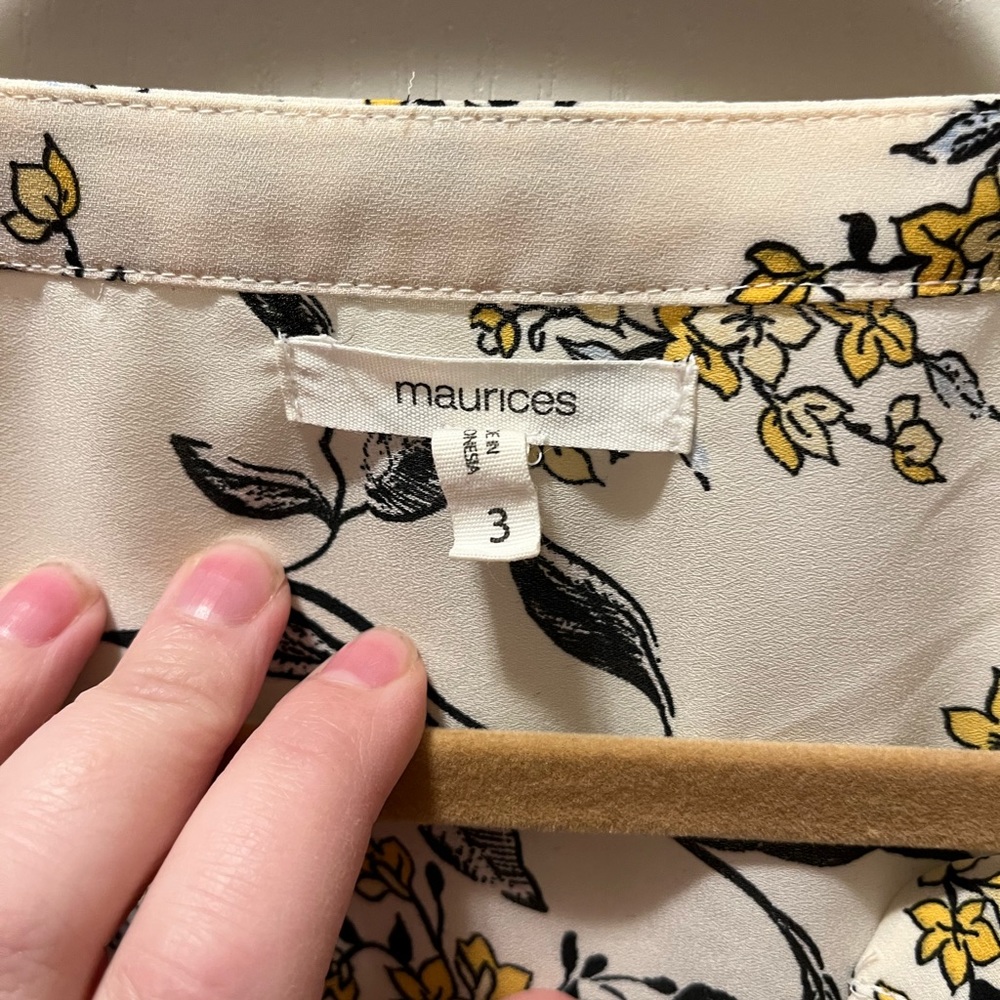 Spring design blouse - Picture 3 of 3